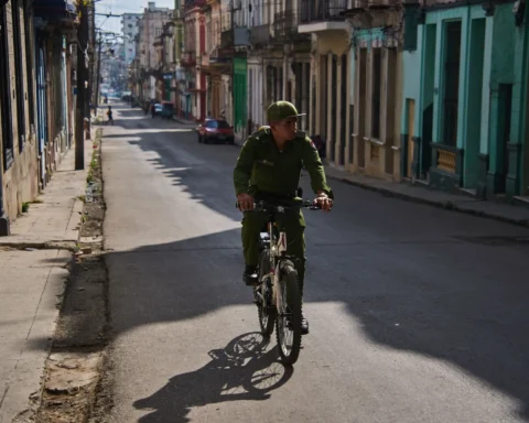 Кубинский солдат на велосипеде