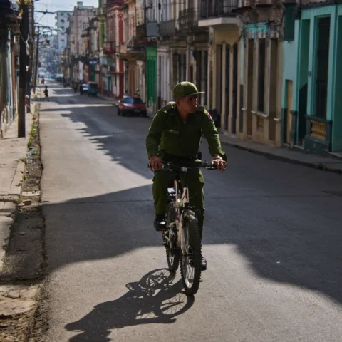 Кубинский солдат на велосипеде