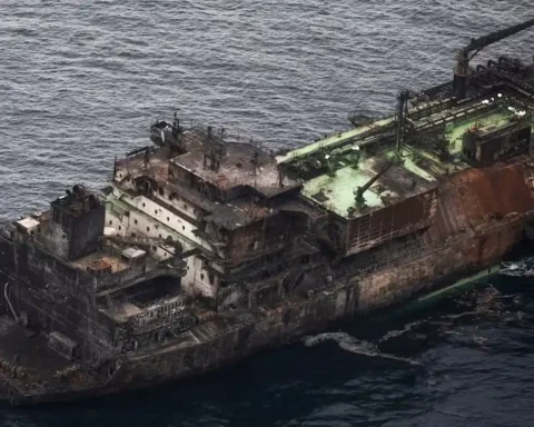 Поврежденное судно Arctic Metagaz