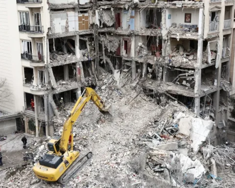 Поврежденный жилой дом