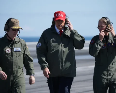 Президент Дональд Трамп наблюдает