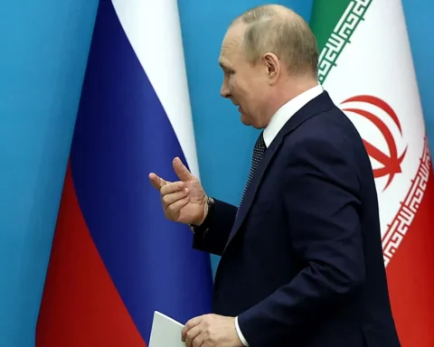 Президент России Владимир Путин покидает зал