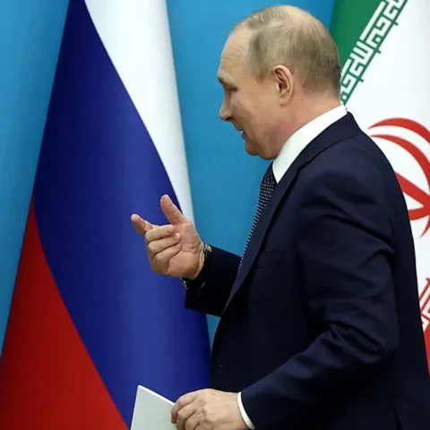 Президент России Владимир Путин покидает зал