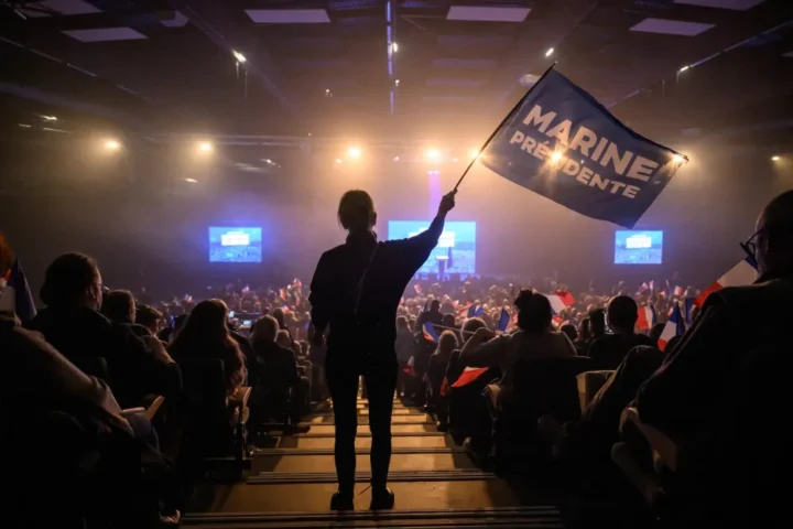 Участник митинга