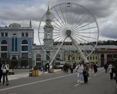 Частично разобранное колесо обозрения