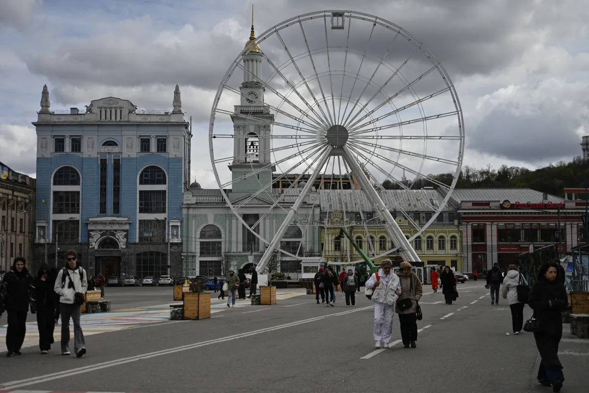 Частично разобранное колесо обозрения