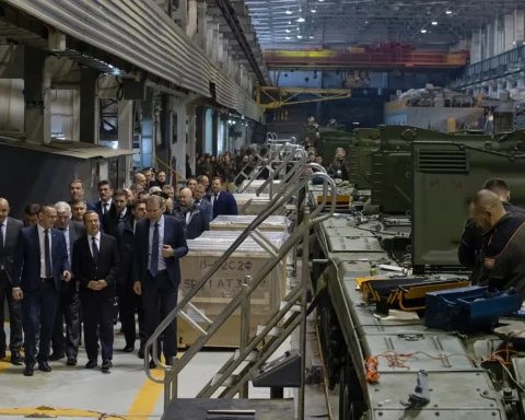 Дмитрий Медведев посещает танковый завод