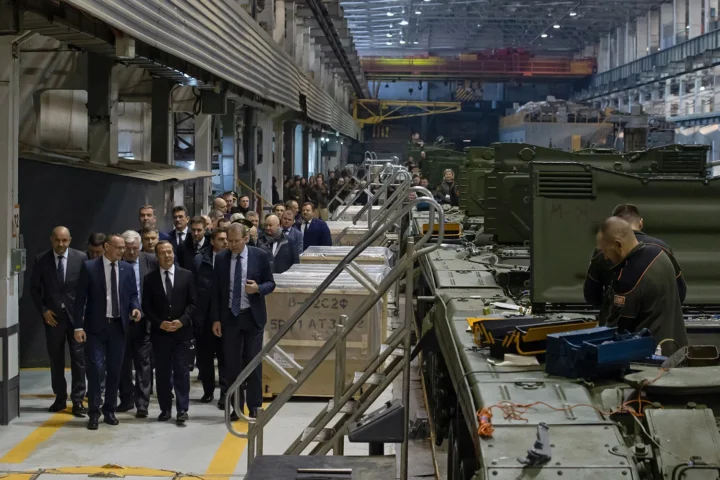 Дмитрий Медведев посещает танковый завод