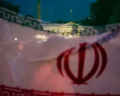 Иранский флаг перед Белым домом