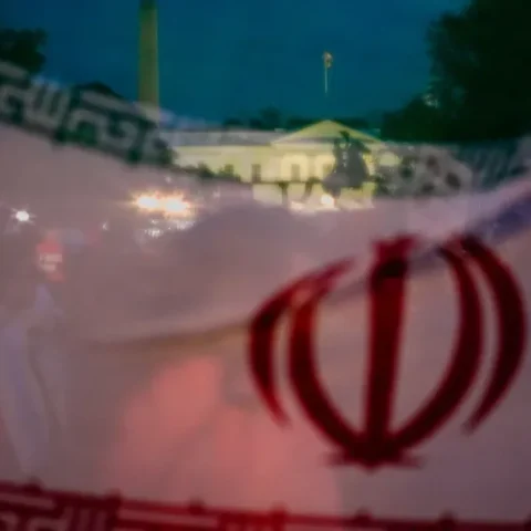 Иранский флаг перед Белым домом