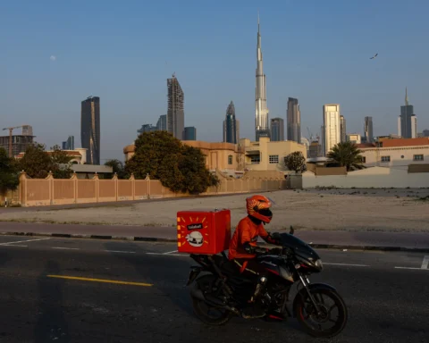 Курьер доставляет еду в Дубае