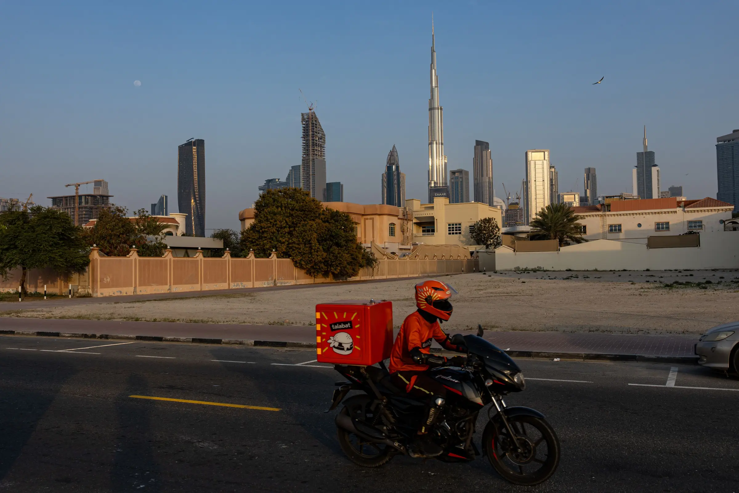 Курьер доставляет еду в Дубае