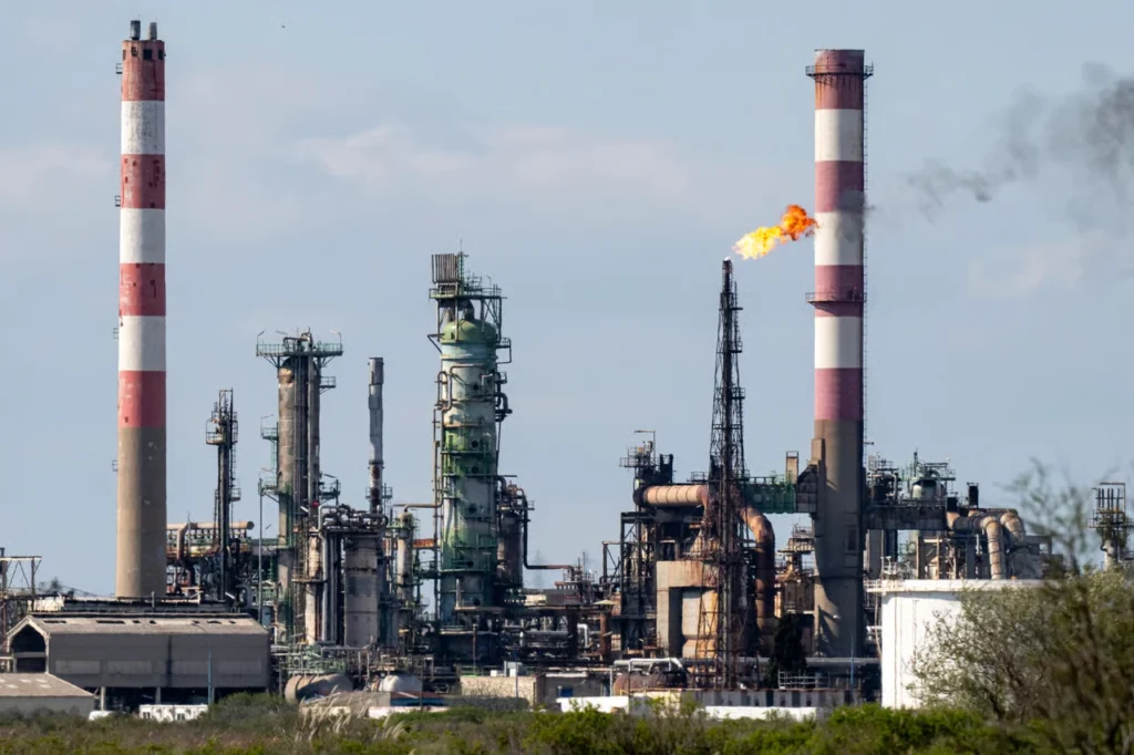 Нефтеперерабатывающий завод в Фос-сюр-Мер