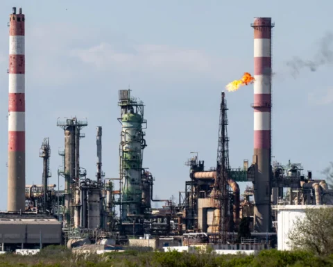 Нефтеперерабатывающий завод в Фос-сюр-Мер