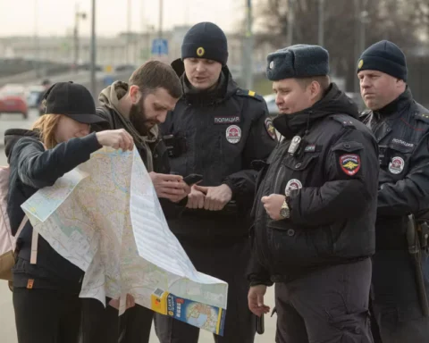 пара держит карту