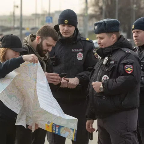 пара держит карту