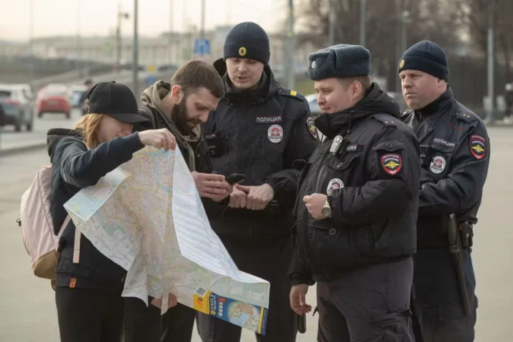 пара держит карту