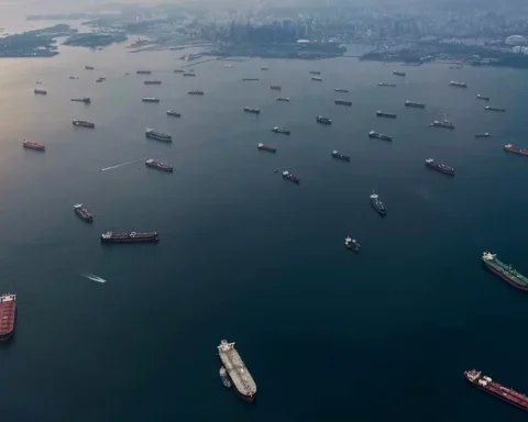 Суда в Сингапурском проливе