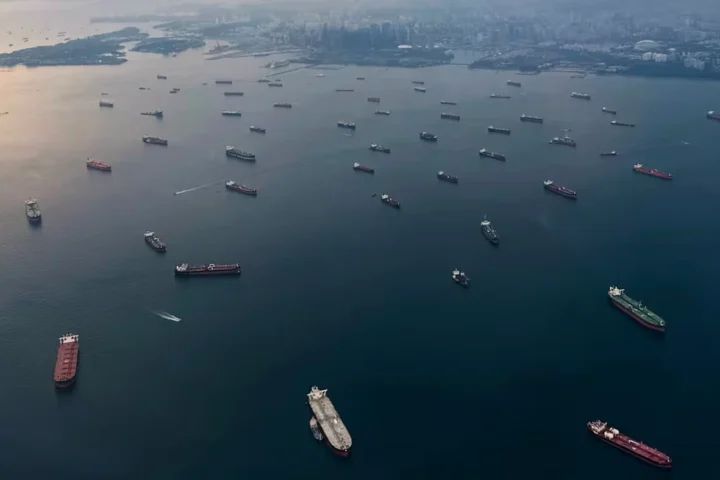 Суда в Сингапурском проливе