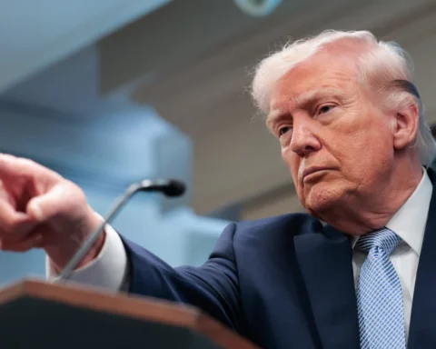 Трамп указывает