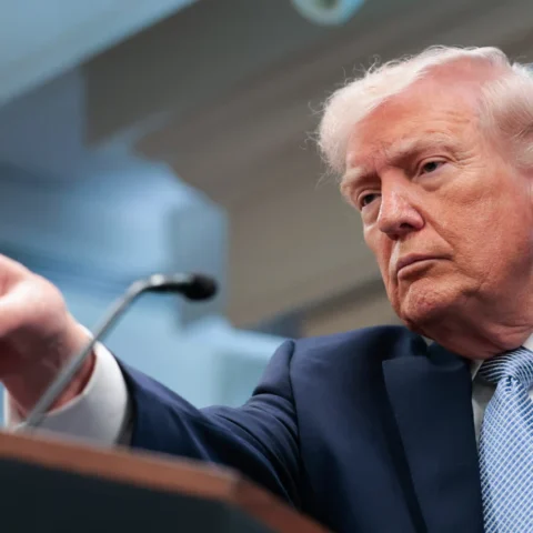 Трамп указывает