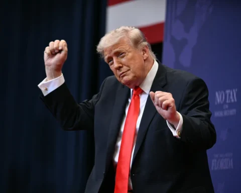 Президент США Дональд Трамп танцует