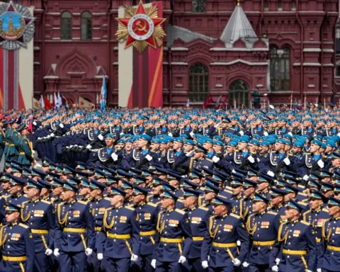 Российские военнослужащие во время парада