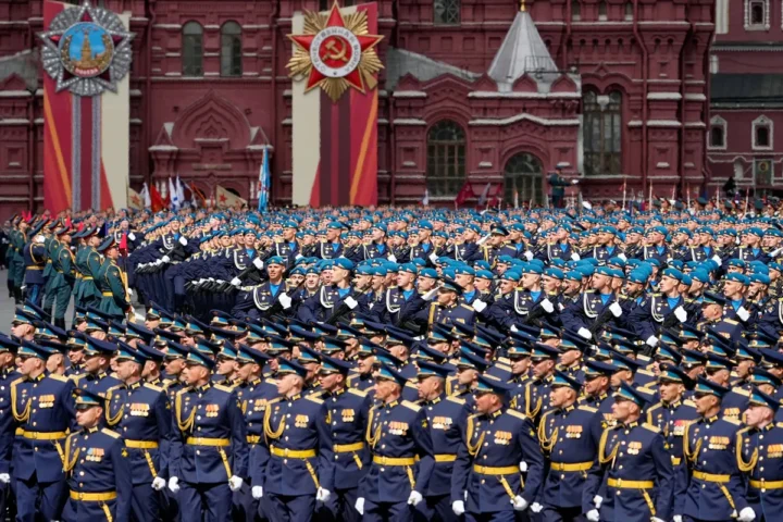 Российские военнослужащие во время парада