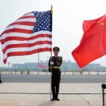 Солдаты держат флаги США и Китая