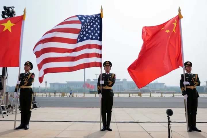 Солдаты держат флаги США и Китая