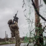 Украинский солдат стреляет