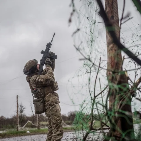 Украинский солдат стреляет