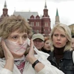 Демонстранты протестуют