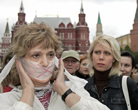 Демонстранты протестуют