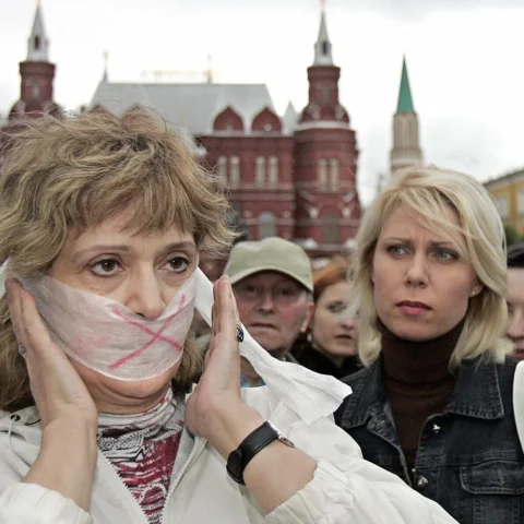 Демонстранты протестуют