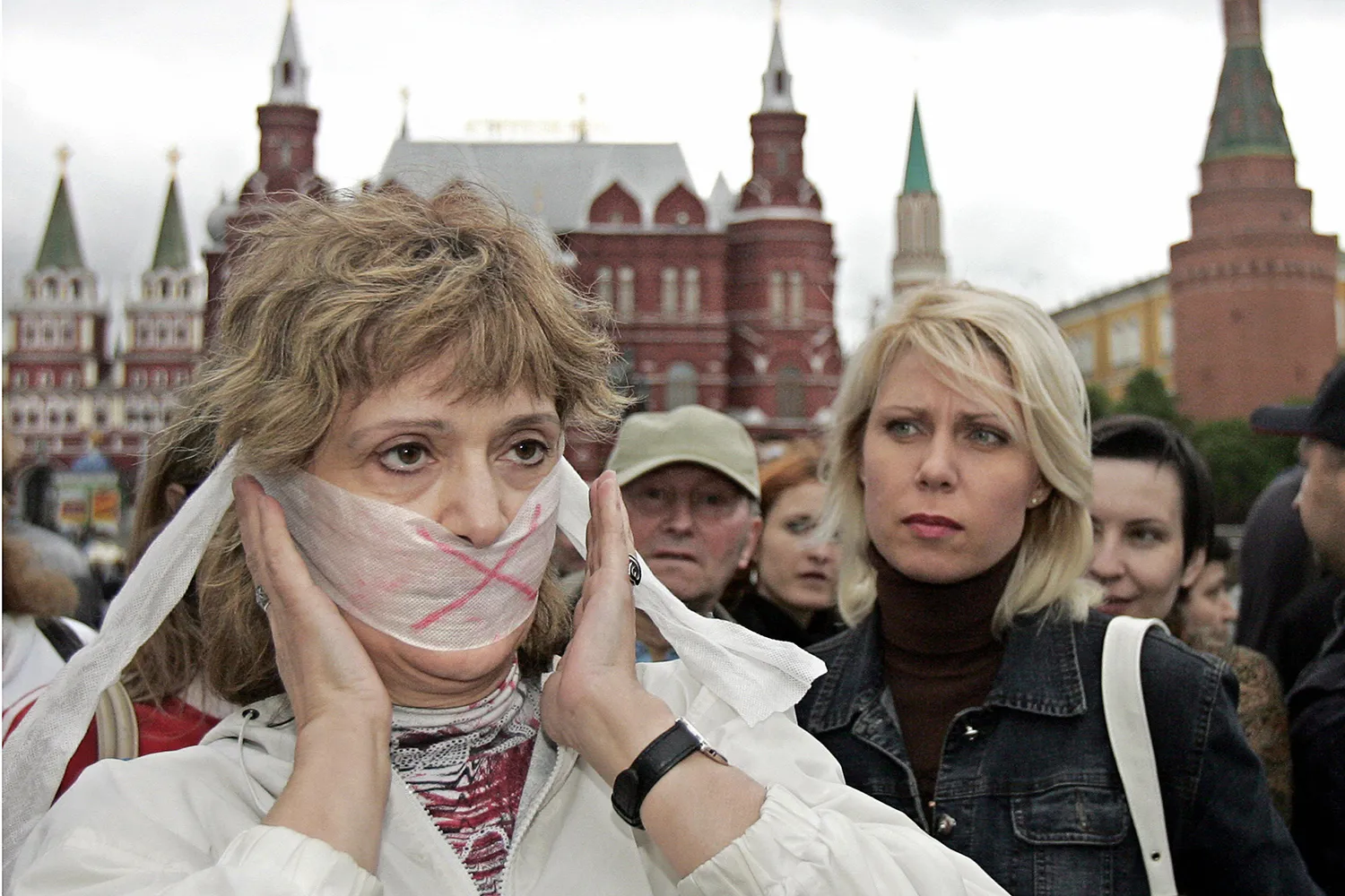 Демонстранты протестуют