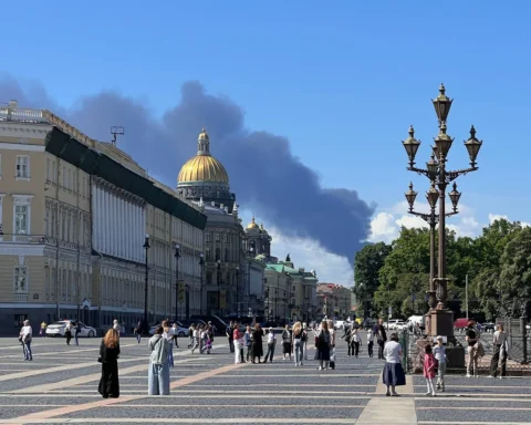 Дым от ударов украинских беспилотников