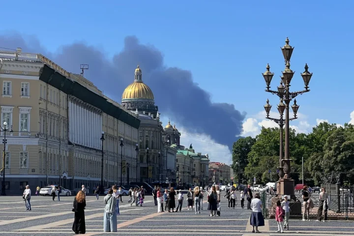 Дым от ударов украинских беспилотников