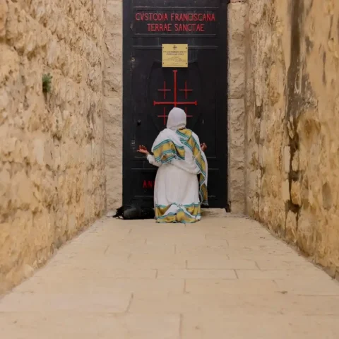 Женщина стоит на коленях