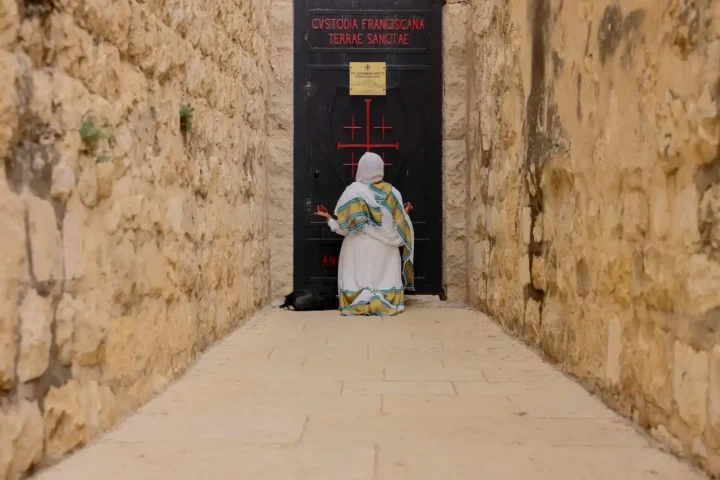 Женщина стоит на коленях
